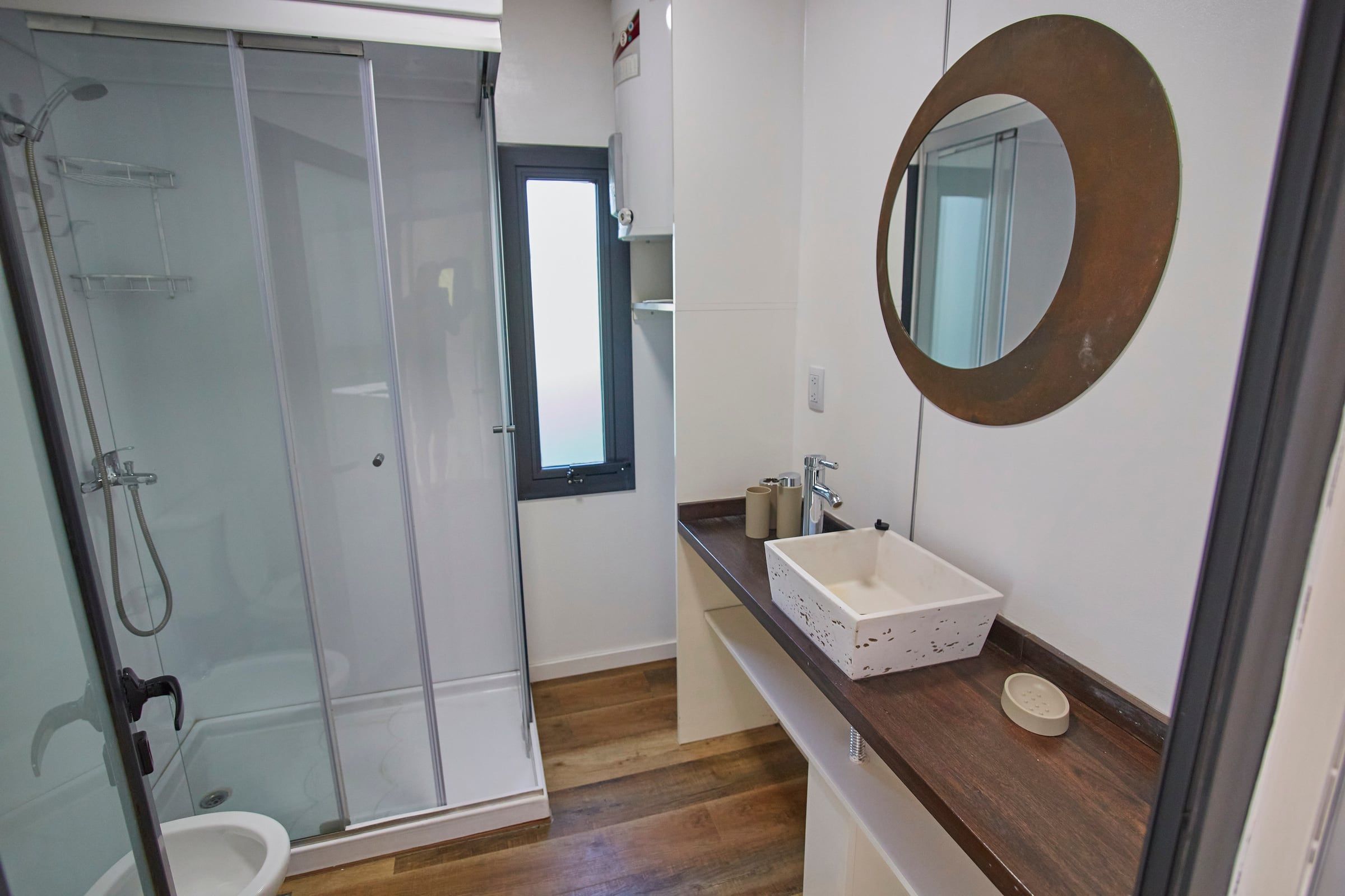Baño con ducha de mampara y bacha de apoyo