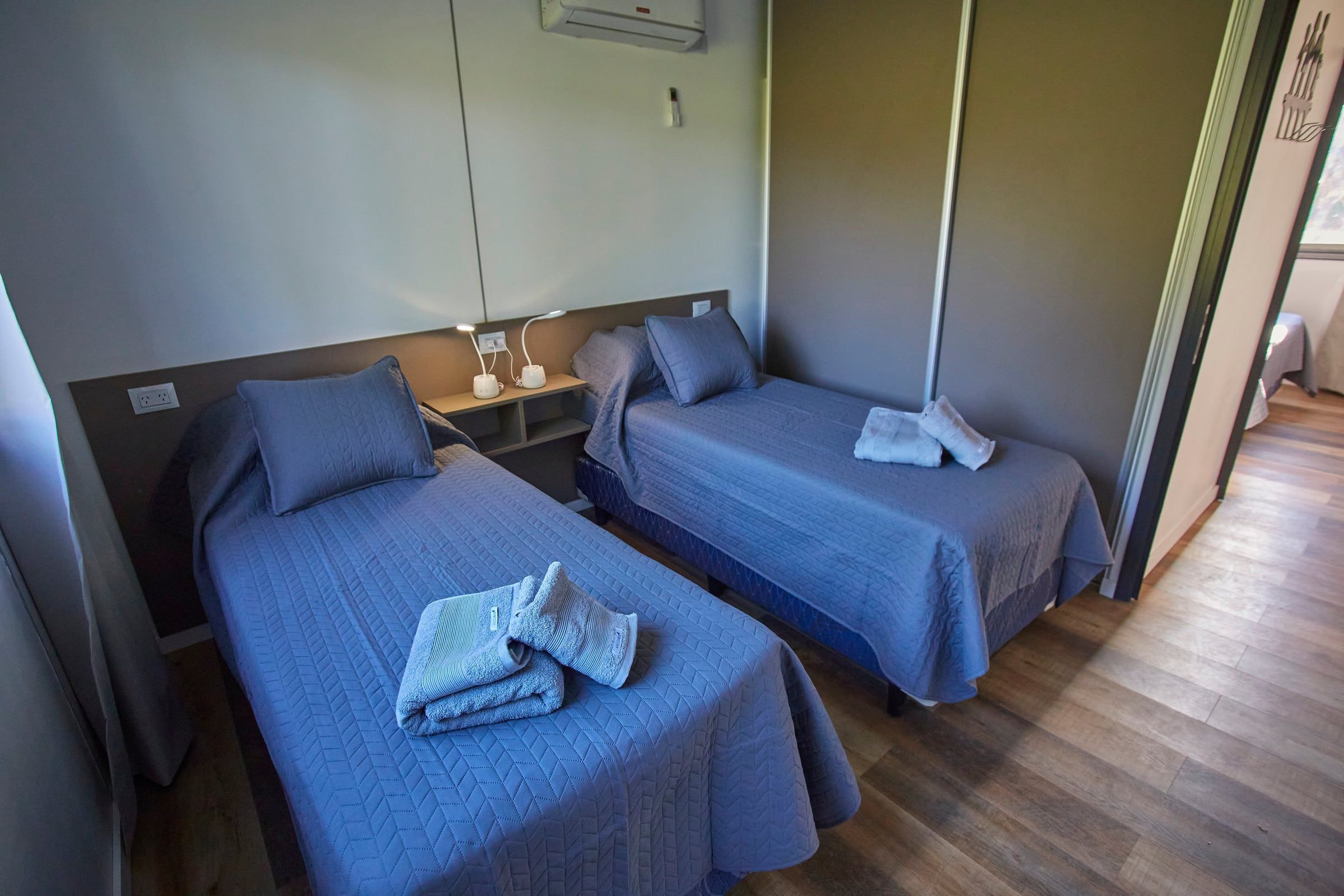 Dormitorio con dos camas individuales