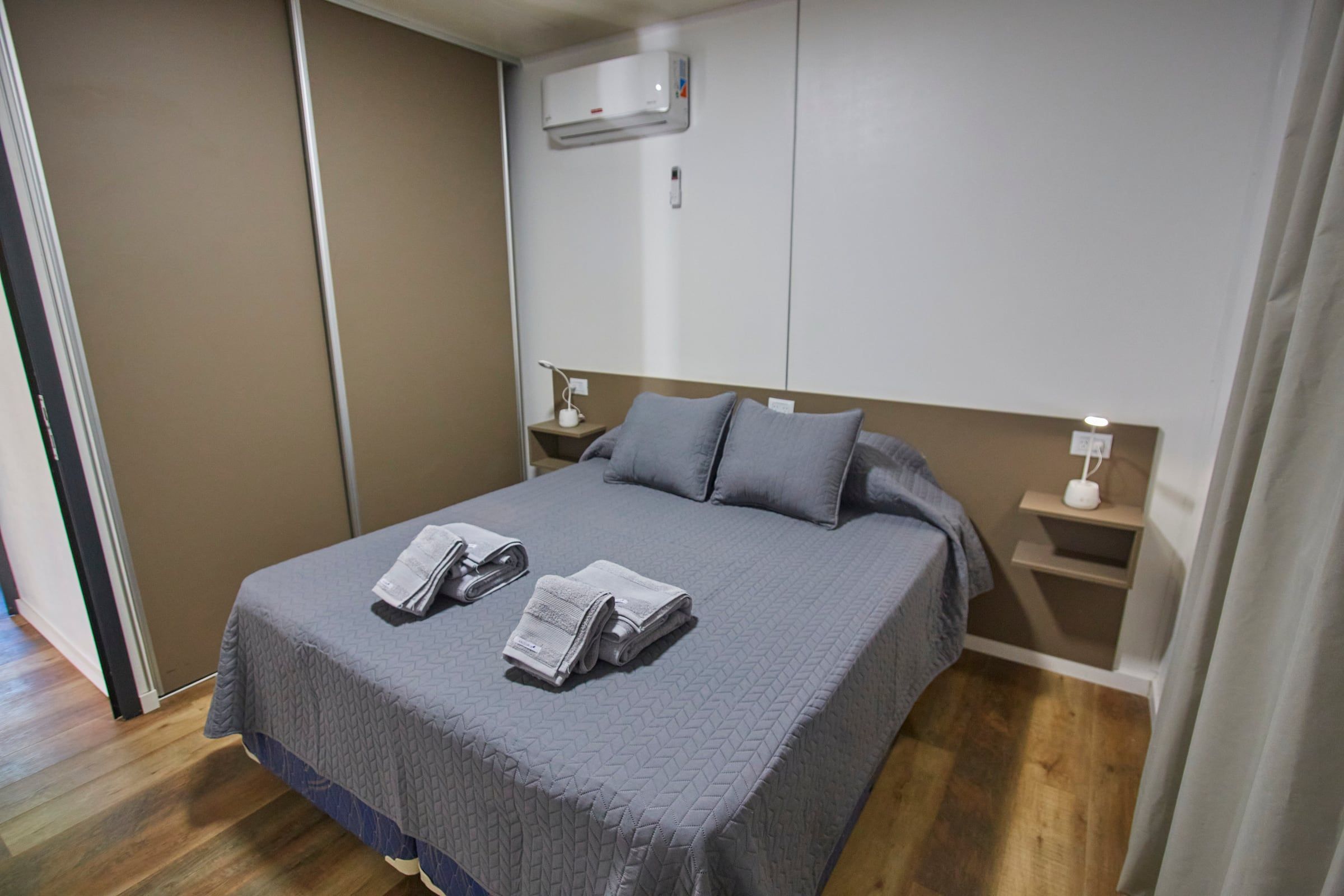 Dormitorio con cama matrimonial y placard